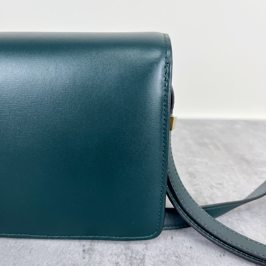Celine Classic Medium-Size Polished Calfskin Handbag Green 189173DLS.31AN