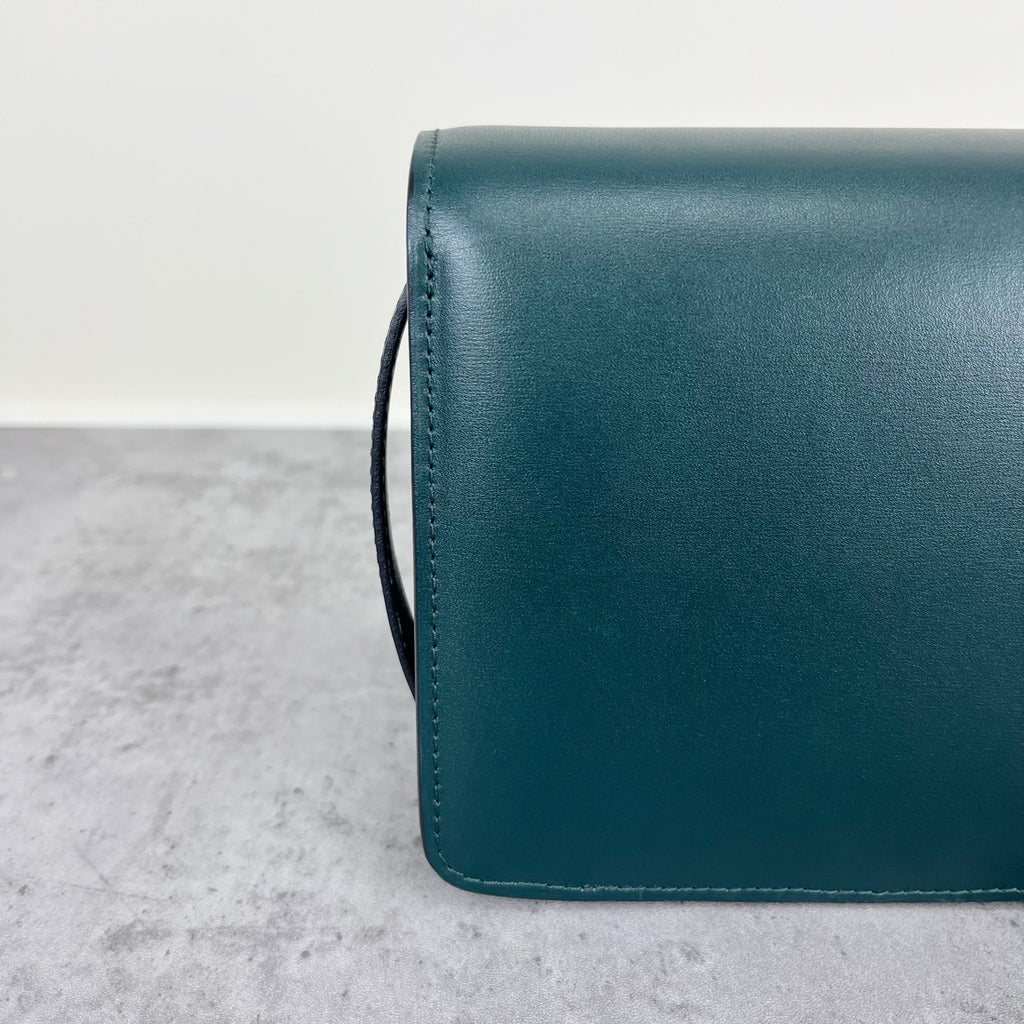 Celine Classic Medium-Size Polished Calfskin Handbag Green 189173DLS.31AN