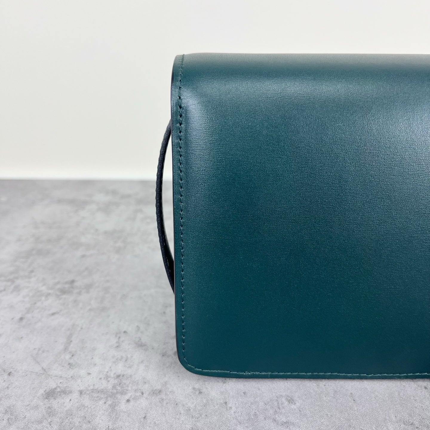 Celine Classic Medium-Size Polished Calfskin Handbag Green 189173DLS.31AN