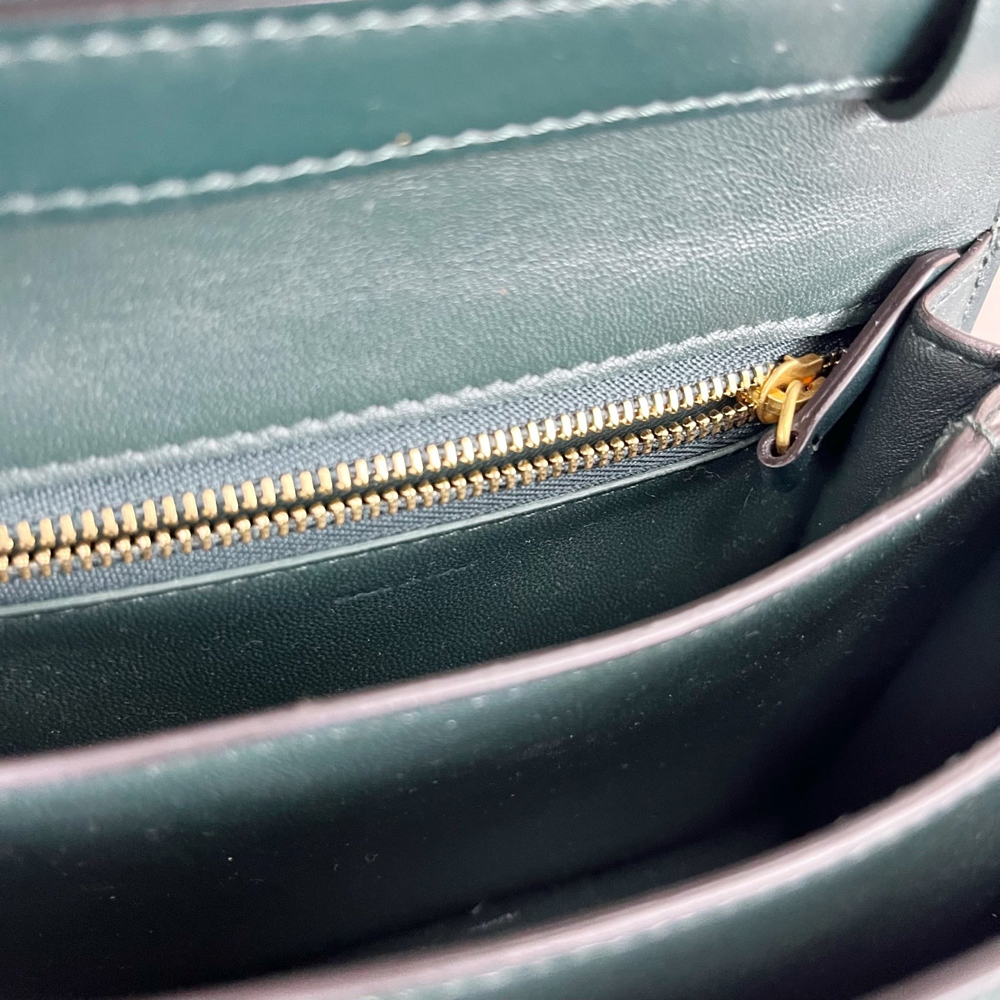 Celine Classic Medium-Size Polished Calfskin Handbag Green 189173DLS.31AN
