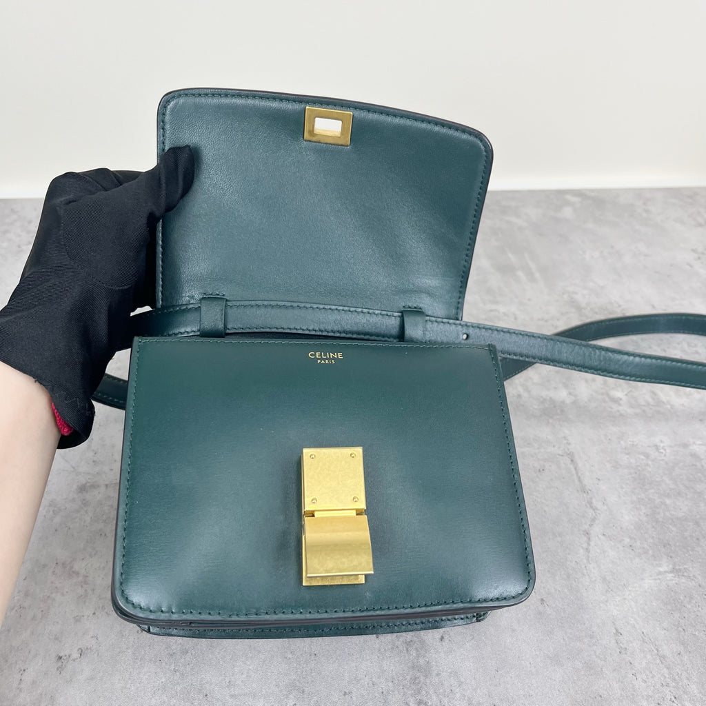 Celine Classic Medium-Size Polished Calfskin Handbag Green 189173DLS.31AN