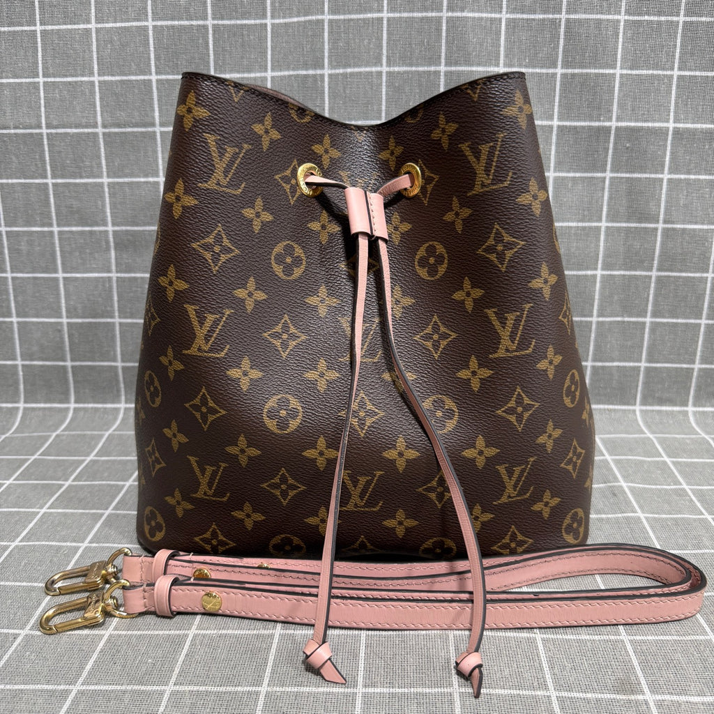 Louis Vuitton M44022