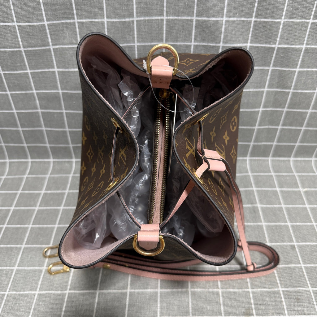Louis Vuitton M44022