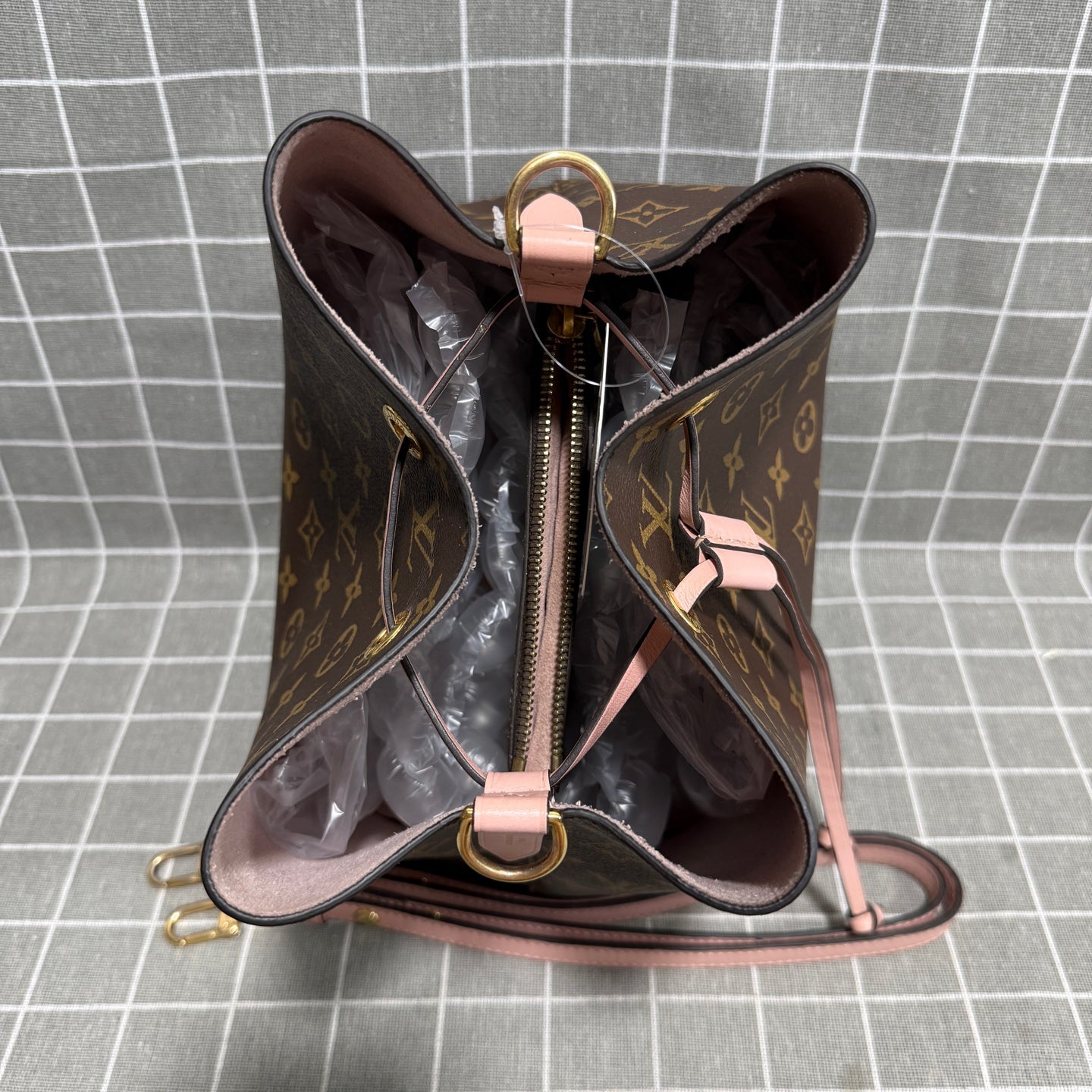 Louis Vuitton M44022