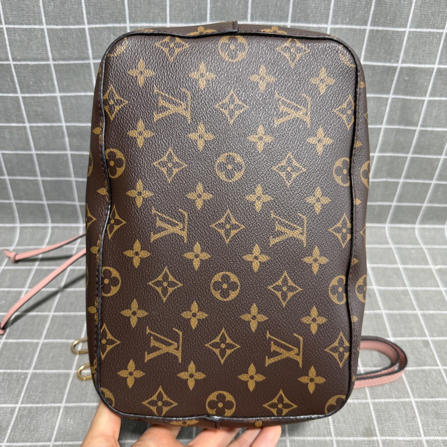 Louis Vuitton M44022