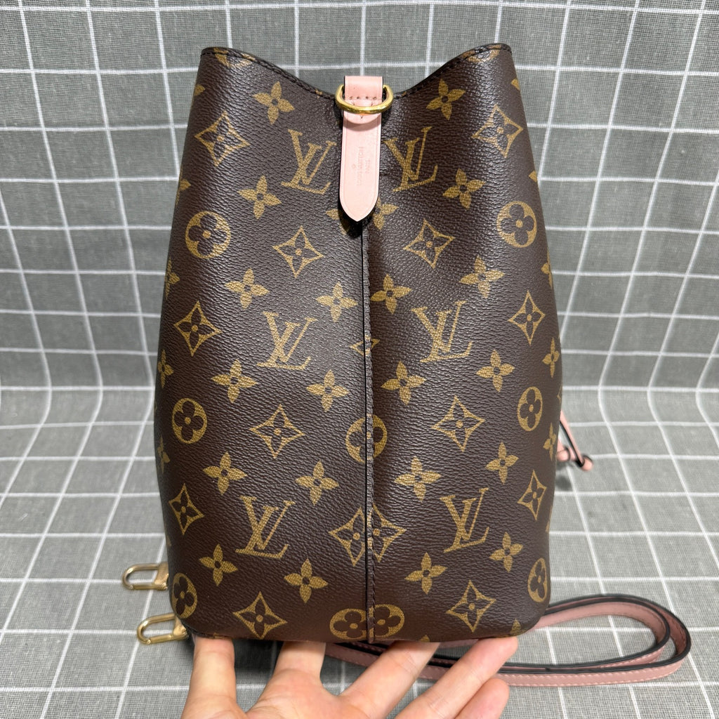 Louis Vuitton M44022