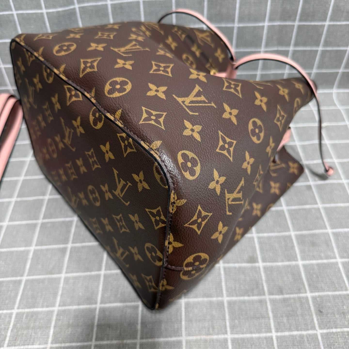 Louis Vuitton M44022