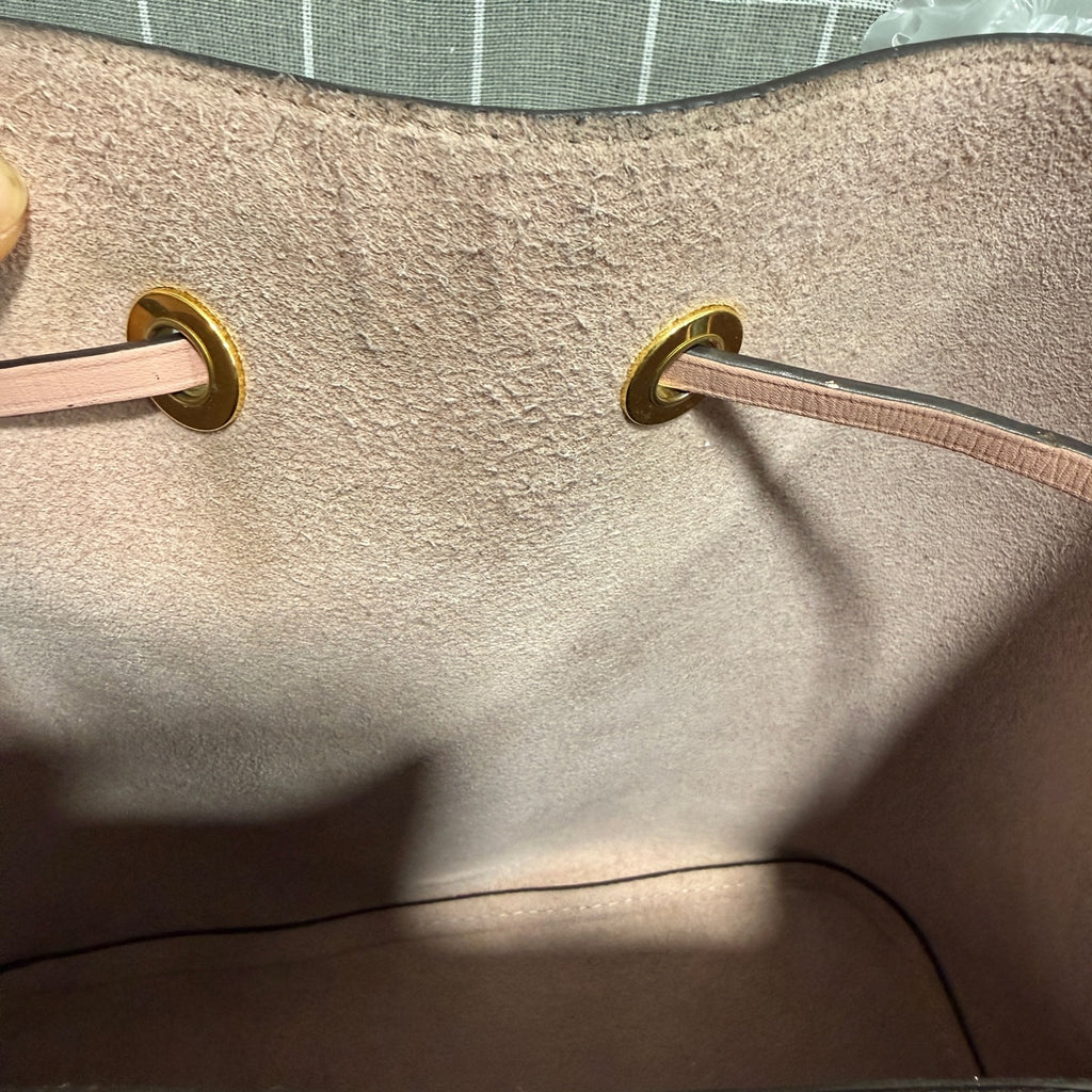 Louis Vuitton M44022