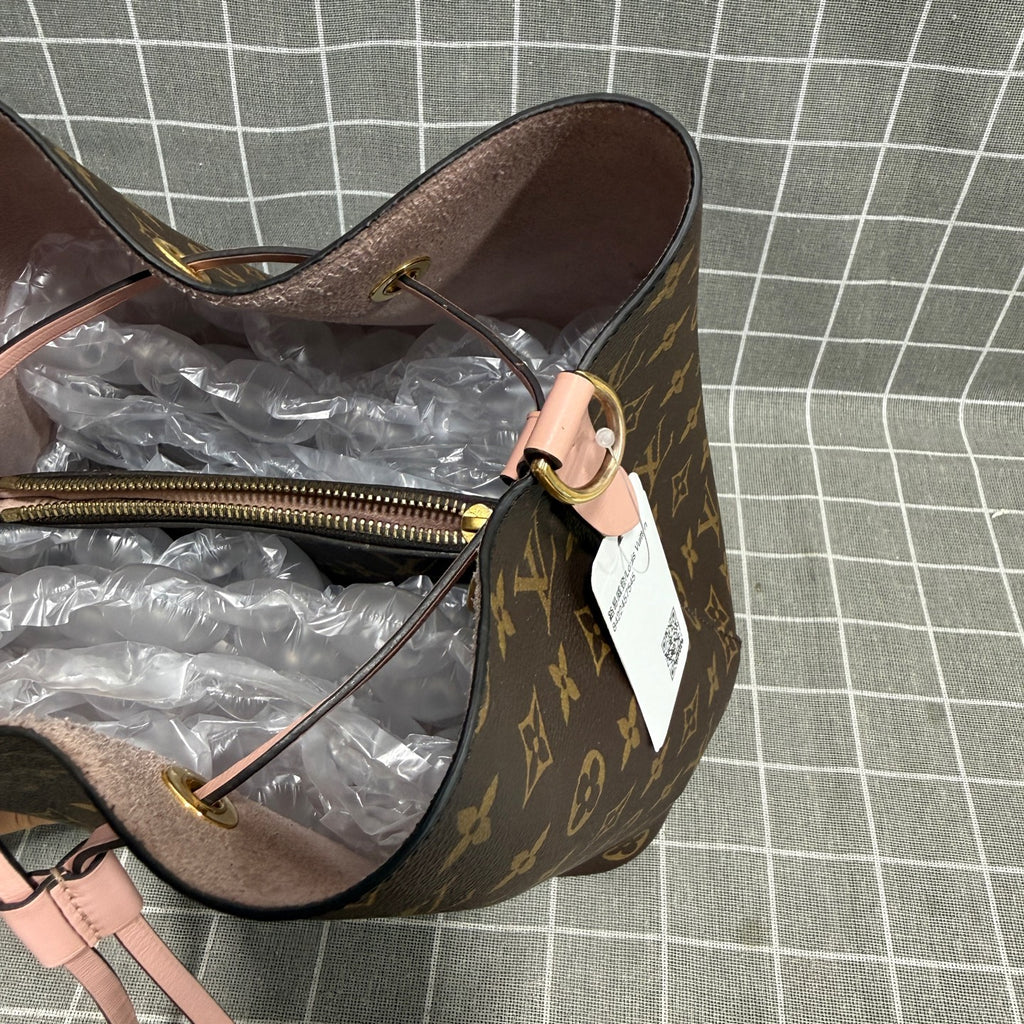 Louis Vuitton M44022