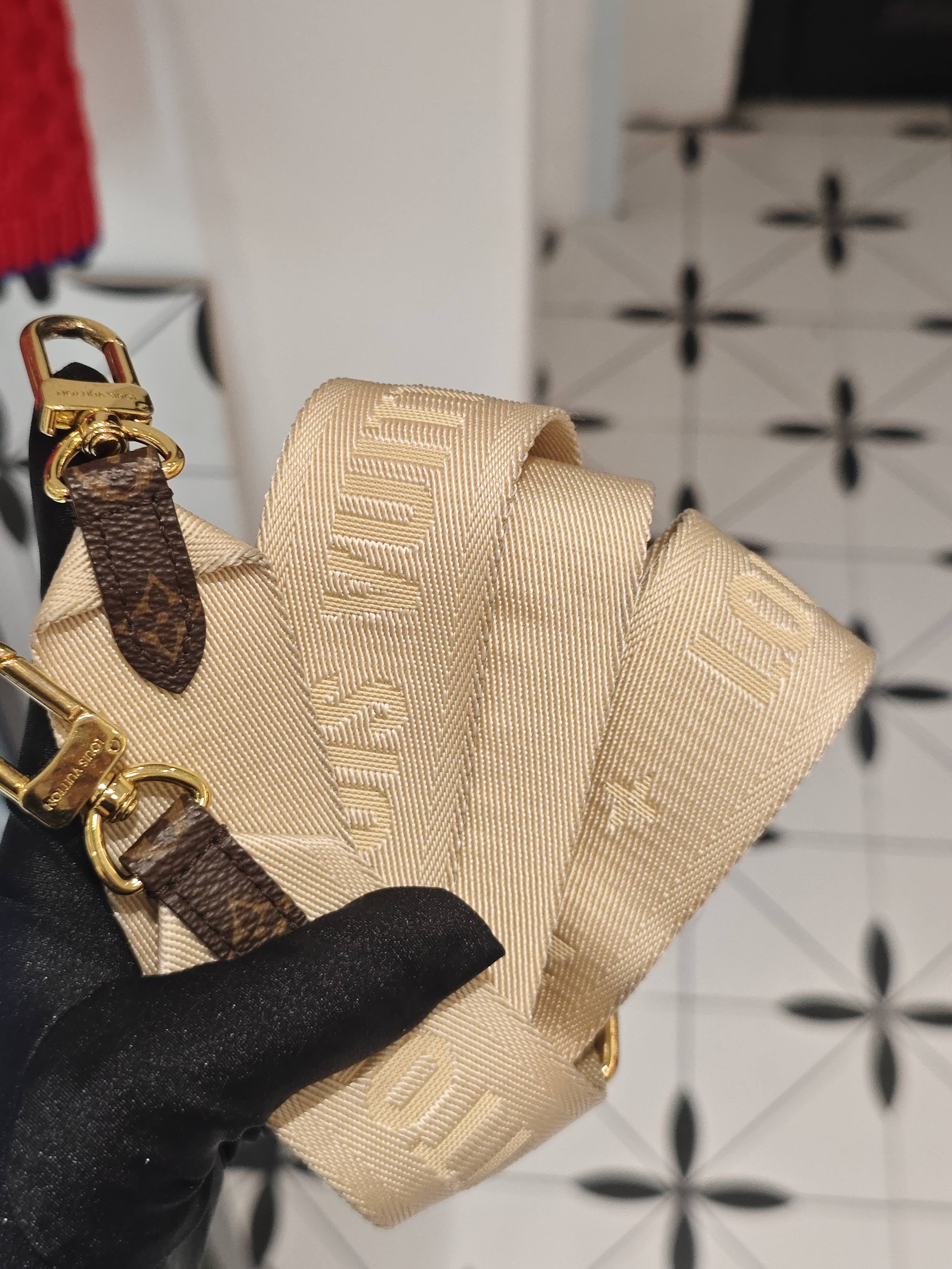 Louis Vuitton Onthego 25 x 13 x 10 M46653