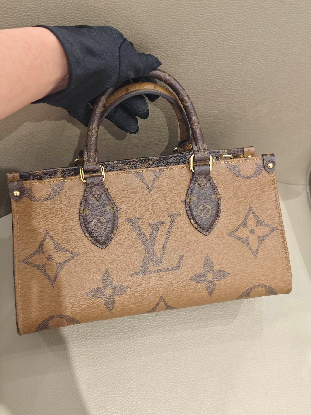 Louis Vuitton Onthego 25 x 13 x 10 M46653