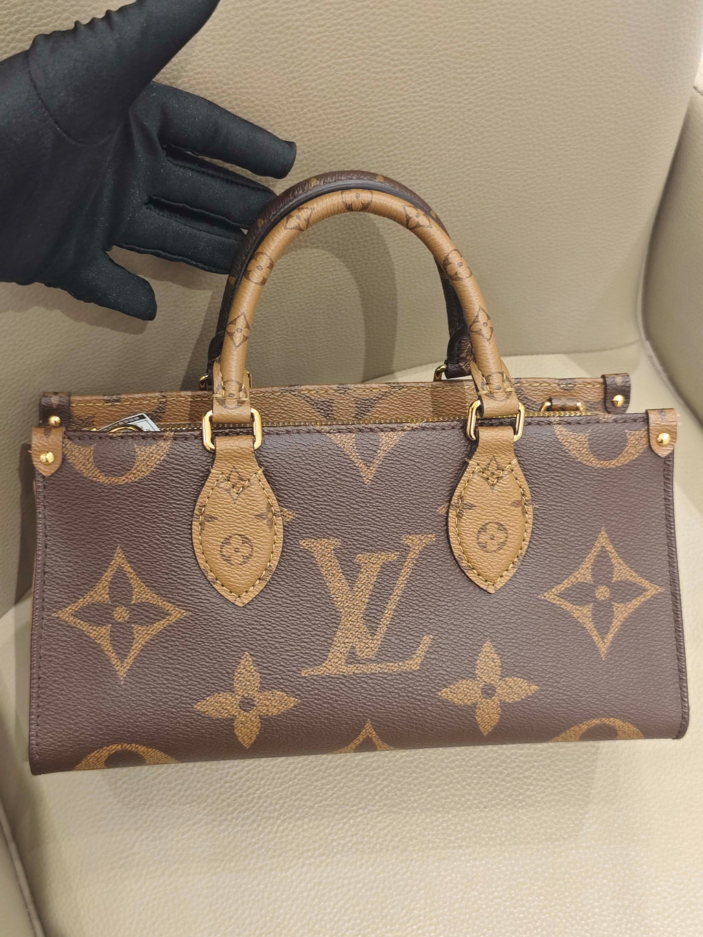 Louis Vuitton Onthego 25 x 13 x 10 M46653