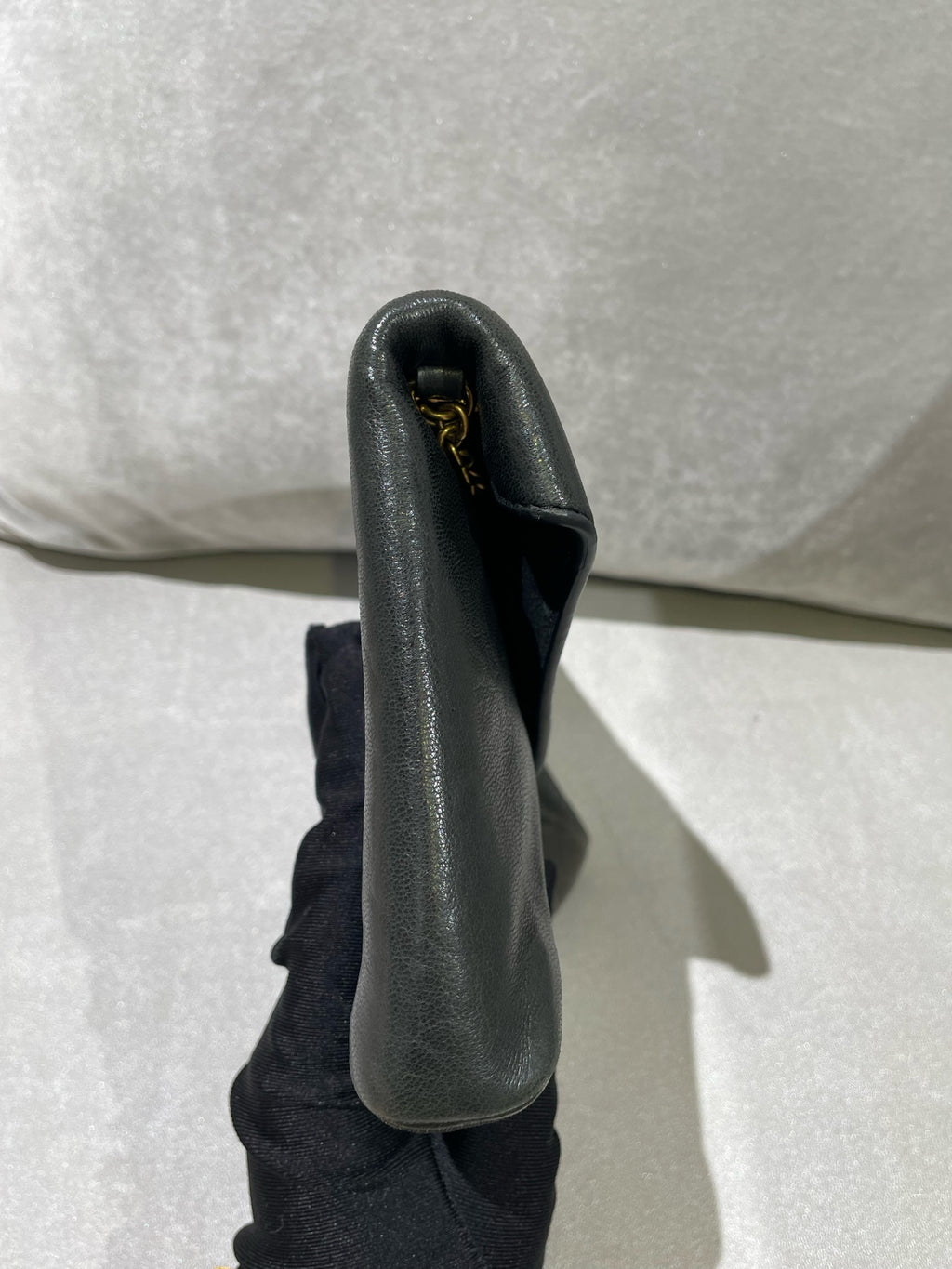 Saint laurent LE CASSANDRE pebble-grain sheepskin chain clutch bag Black Shoulder Bag 853610AACYT1000
