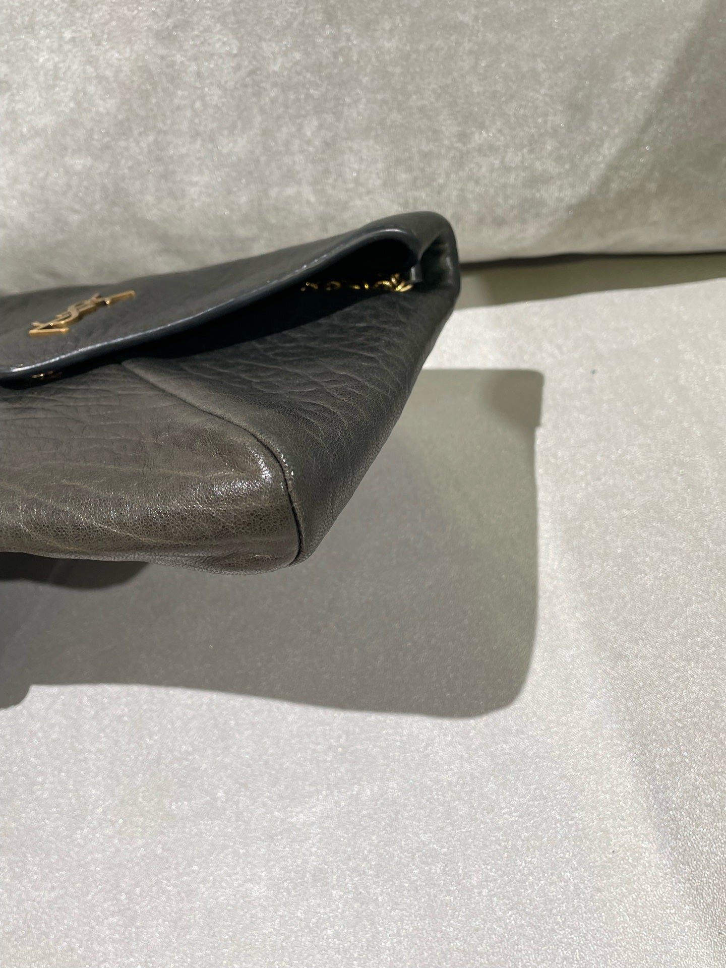 Saint laurent LE CASSANDRE pebble-grain sheepskin chain clutch bag Black Shoulder Bag 853610AACYT1000