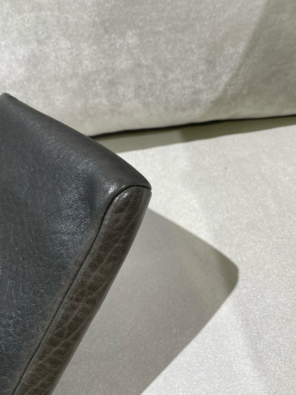 Saint laurent LE CASSANDRE pebble-grain sheepskin chain clutch bag Black Shoulder Bag 853610AACYT1000
