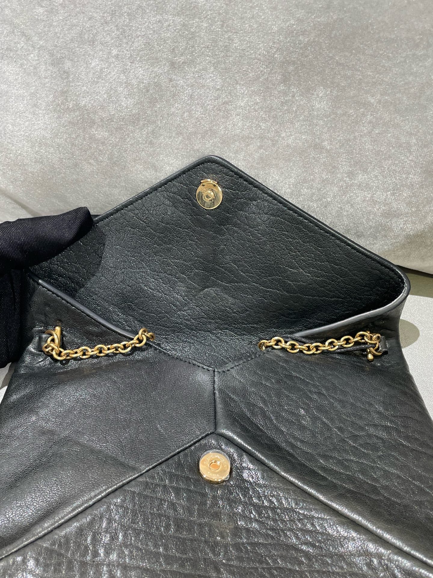 Saint laurent LE CASSANDRE pebble-grain sheepskin chain clutch bag Black Shoulder Bag 853610AACYT1000