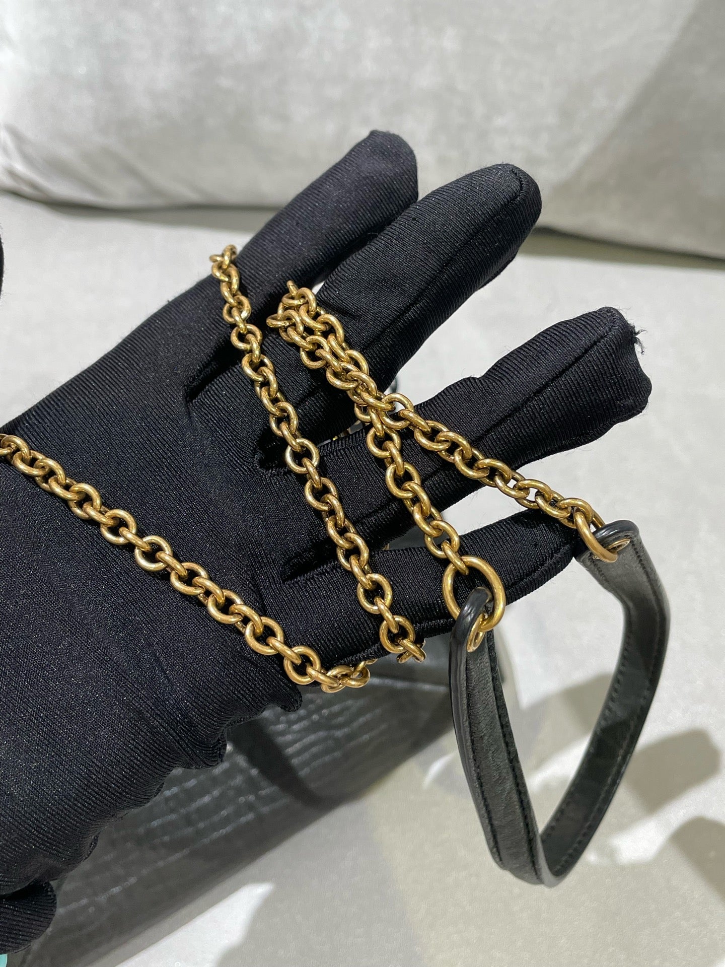 Saint laurent LE CASSANDRE pebble-grain sheepskin chain clutch bag Black Shoulder Bag 853610AACYT1000