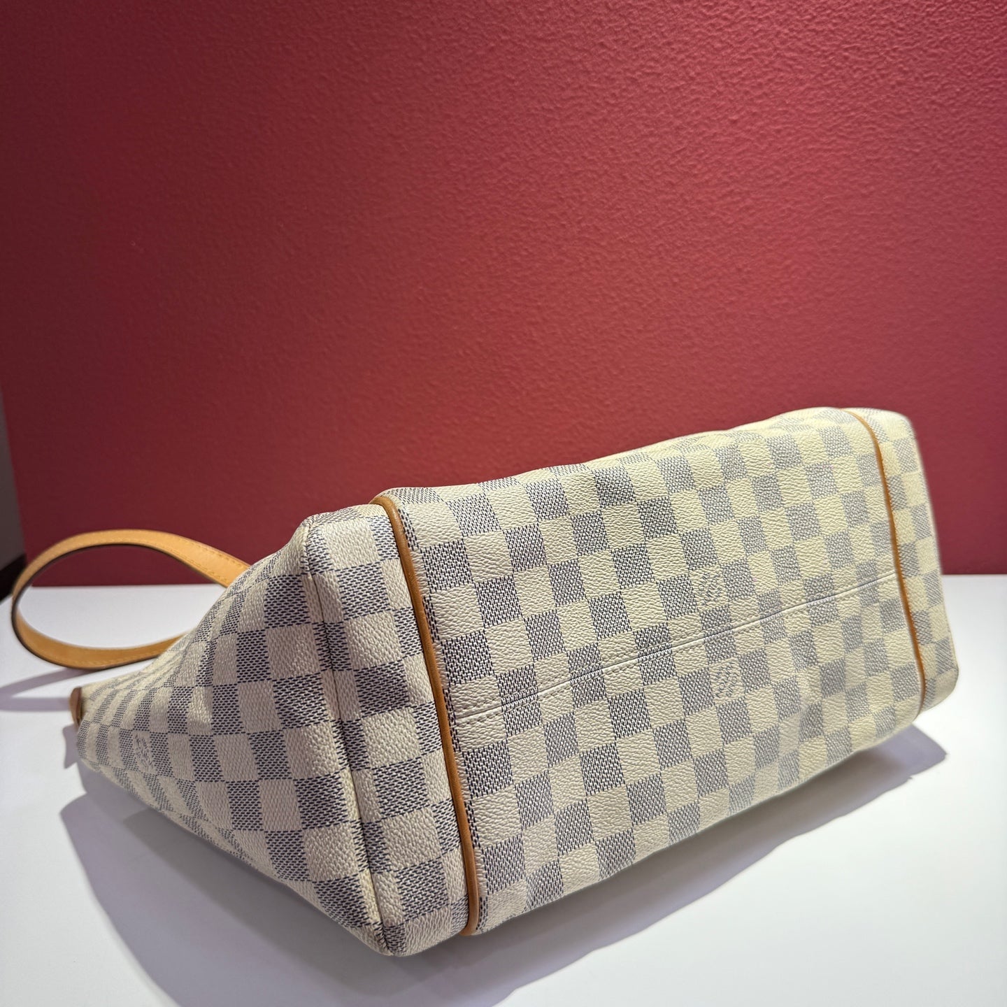 Louis Vuitton White Shoulder Bag Length 33 x Width 13 x Height 30 cm N41279