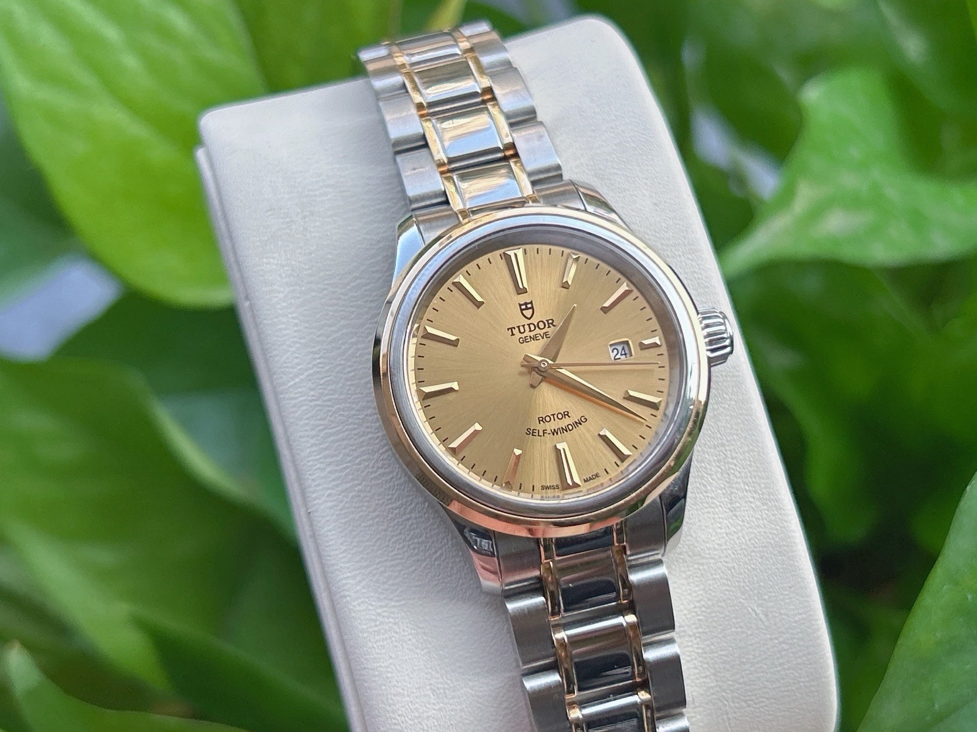 Tudor Fashion Series Gold Automatic (self-winding) watch 28 millimeters m12103-0001