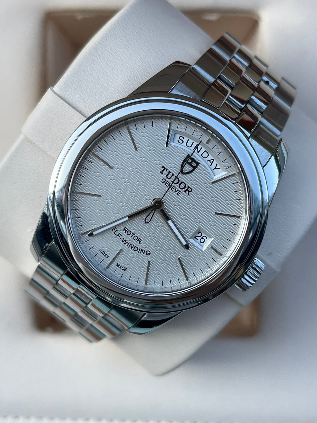 Tudor Junjue Sunday Calendar Model Silver Automatic (self-winding) watch 39 millimeters m56000-0003