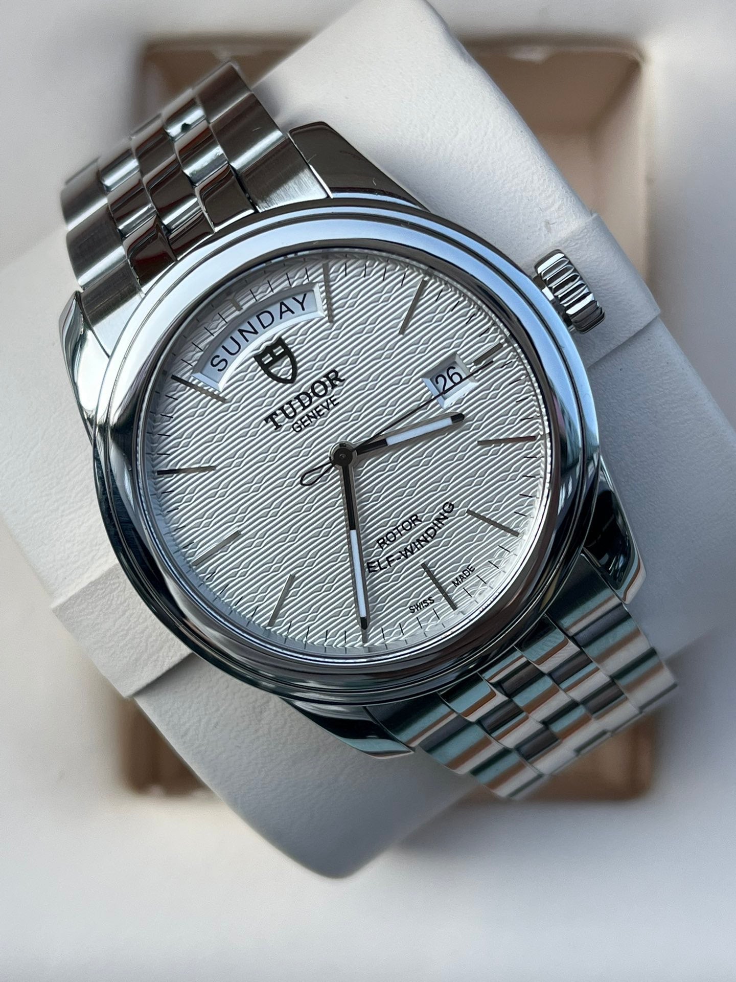 Tudor Junjue Sunday Calendar Model Silver Automatic (self-winding) watch 39 millimeters m56000-0003