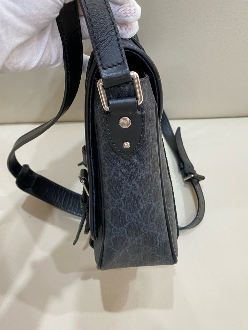 Gucci Messenger Bag 658542KGDHN1000