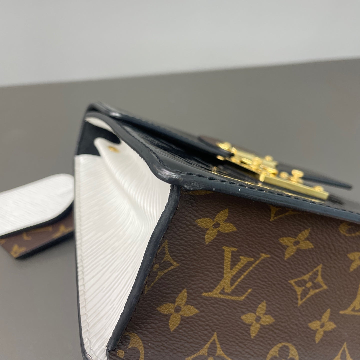 Louis Vuitton Messenger Bag