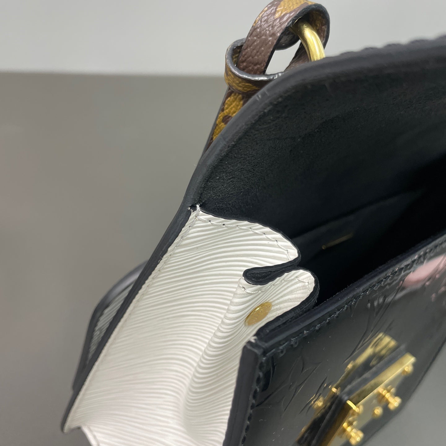 Louis Vuitton Messenger Bag