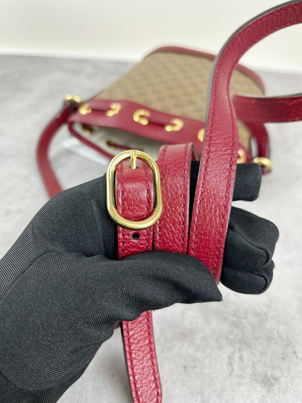 Gucci 647801-2T0AG-8580