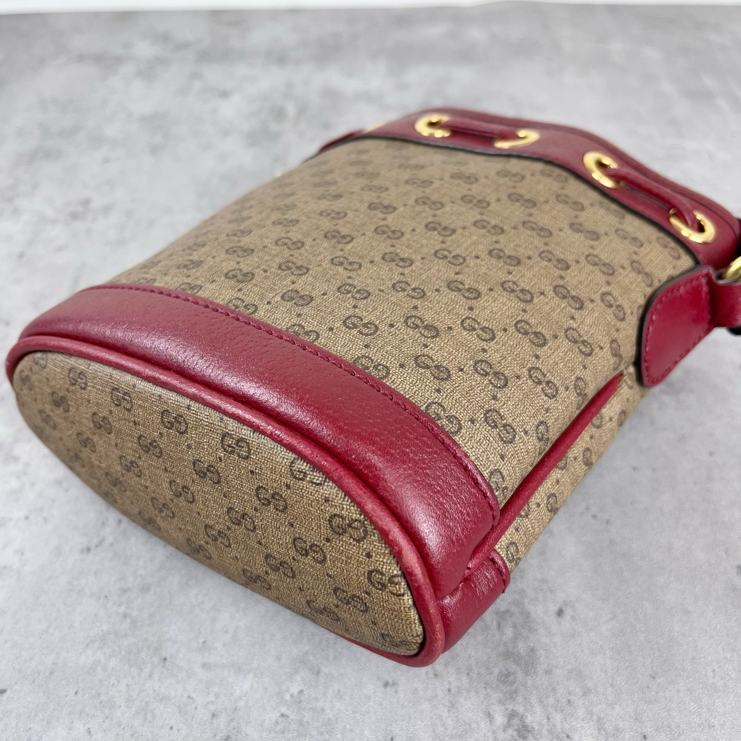 Gucci 647801-2T0AG-8580