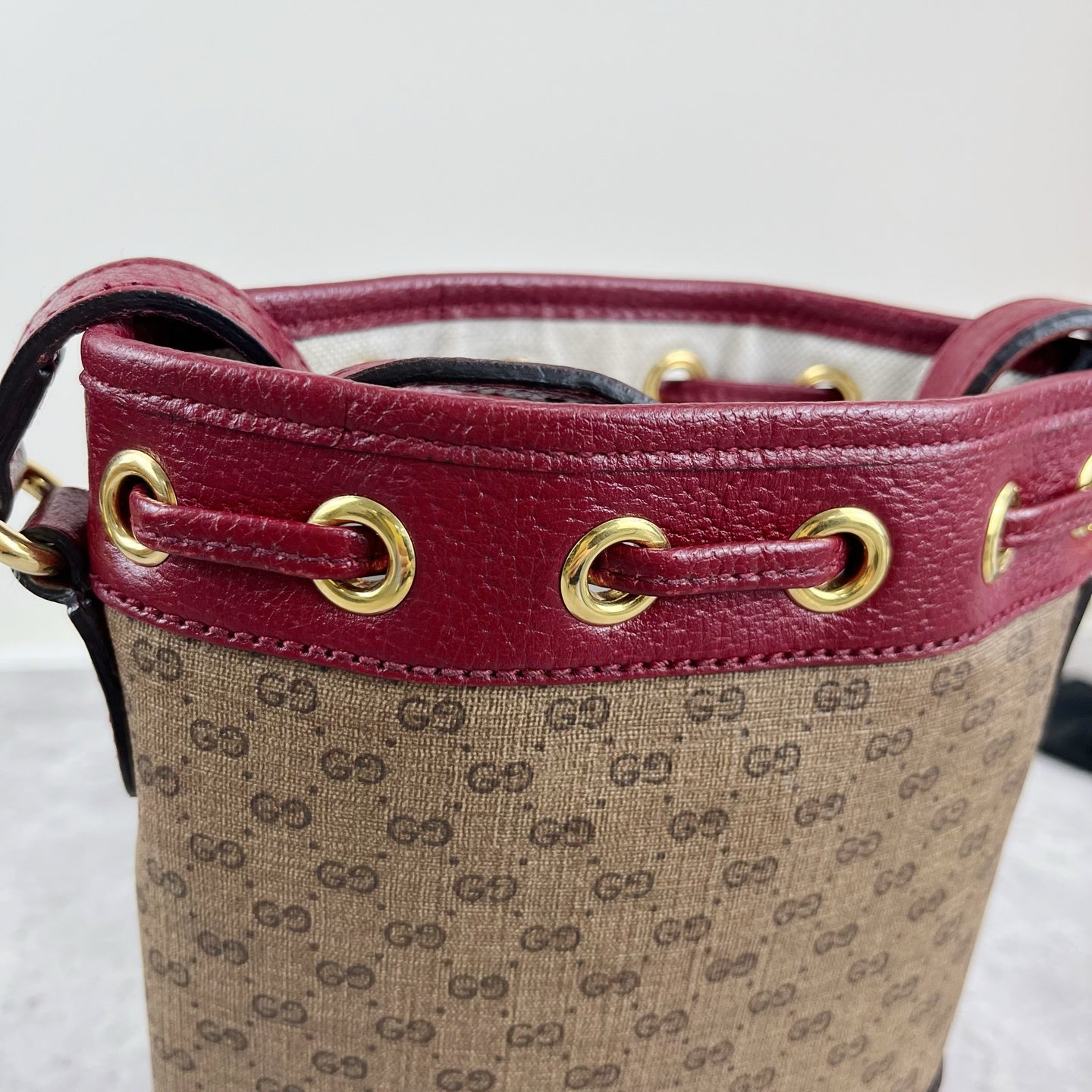 Gucci 647801-2T0AG-8580