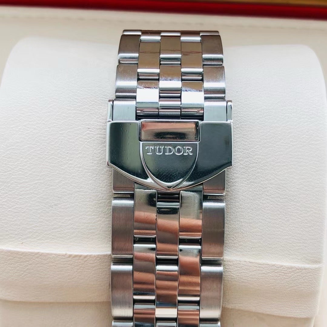 Tudor Junjue Sunday Calendar Model Gray Automatic (self-winding) watch 39 millimeters m56000-0006