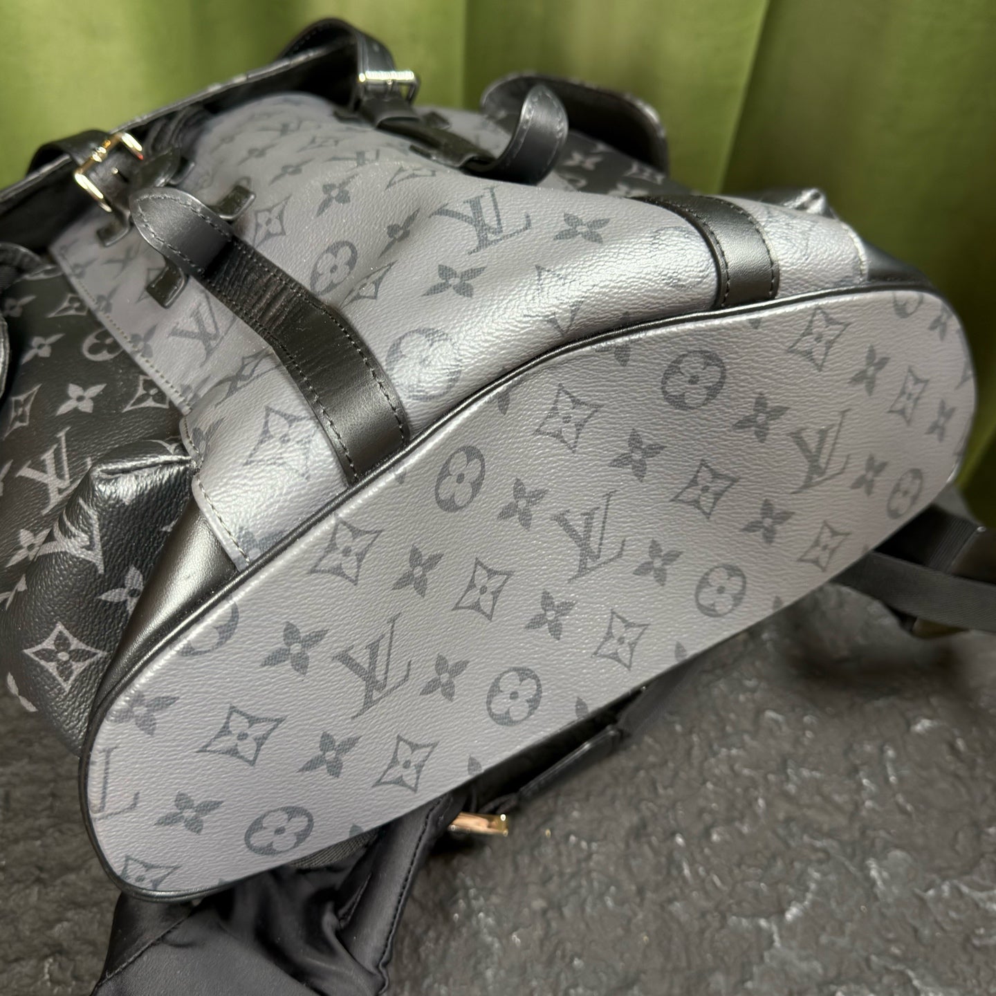 Louis Vuitton Christopher Backpack 32 x 39 x 12 M46331