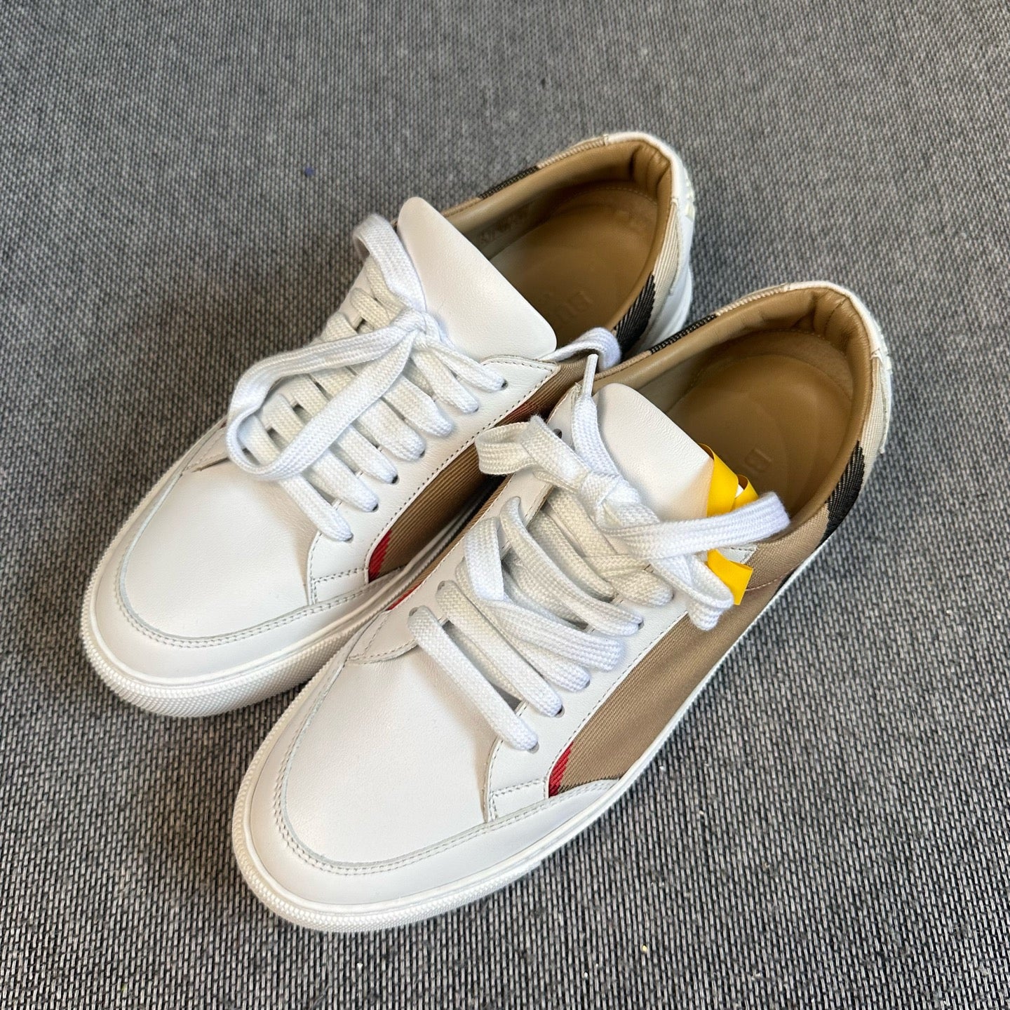 Burberry White Skate shoes