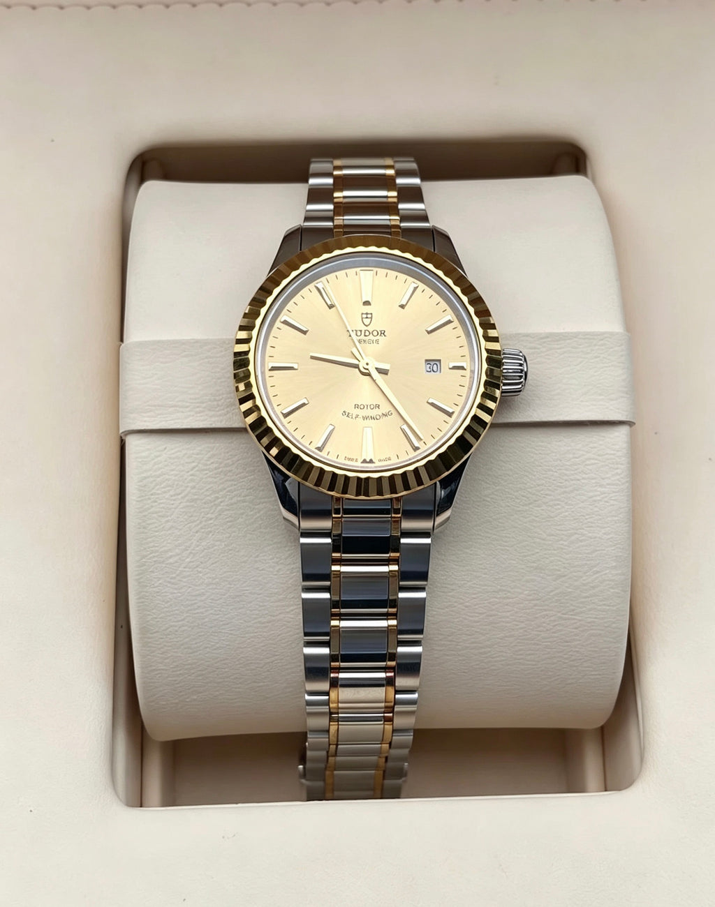 Tudor Fashion Series Gold Automatic (self-winding) watch 28 millimeters m12113-0001