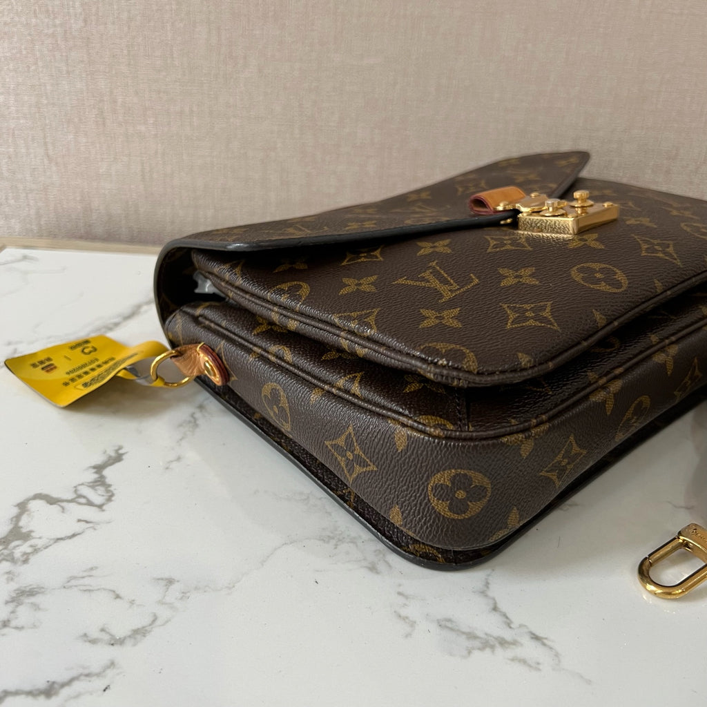 Louis Vuitton Messenger Bag