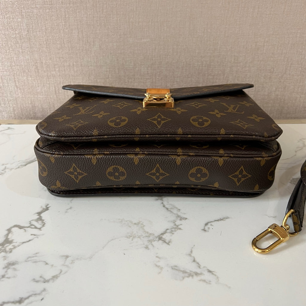 Louis Vuitton Messenger Bag