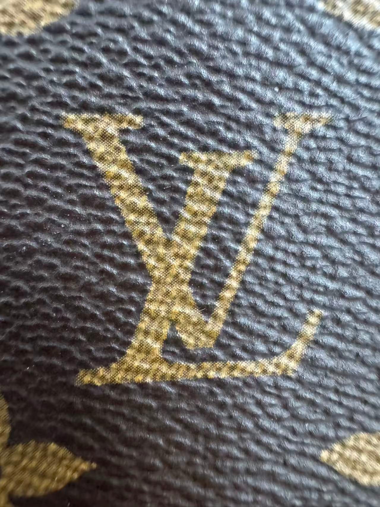 Louis Vuitton Messenger Bag