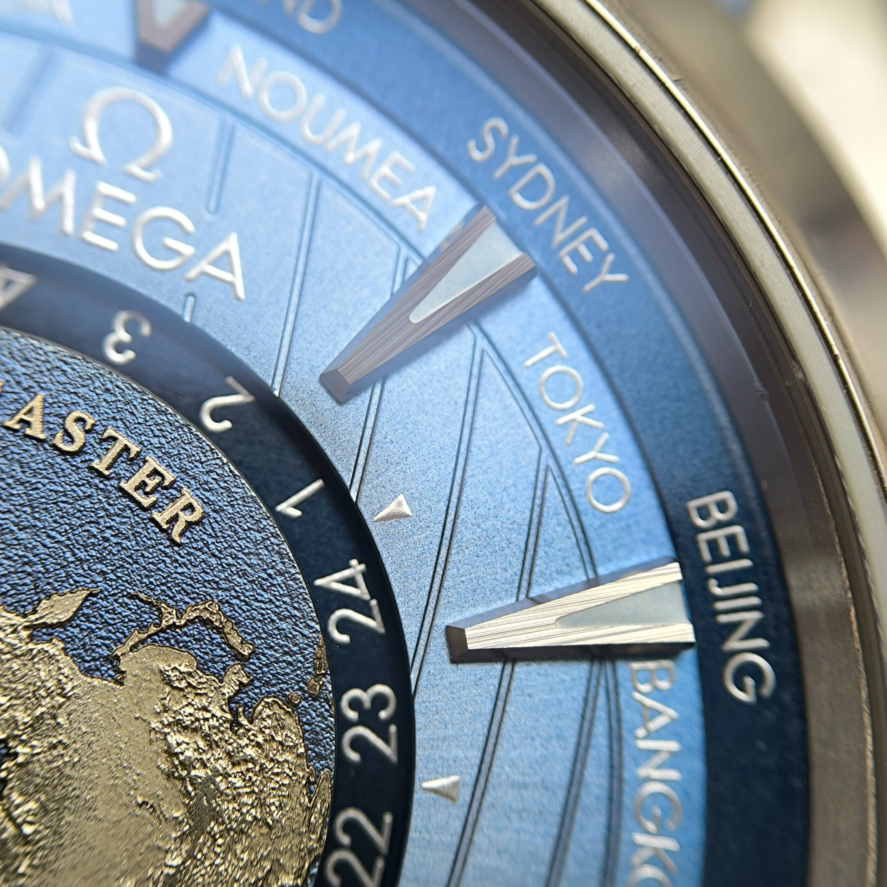 Omega Seahorse 43 millimeters 220.12.43.22.03.002