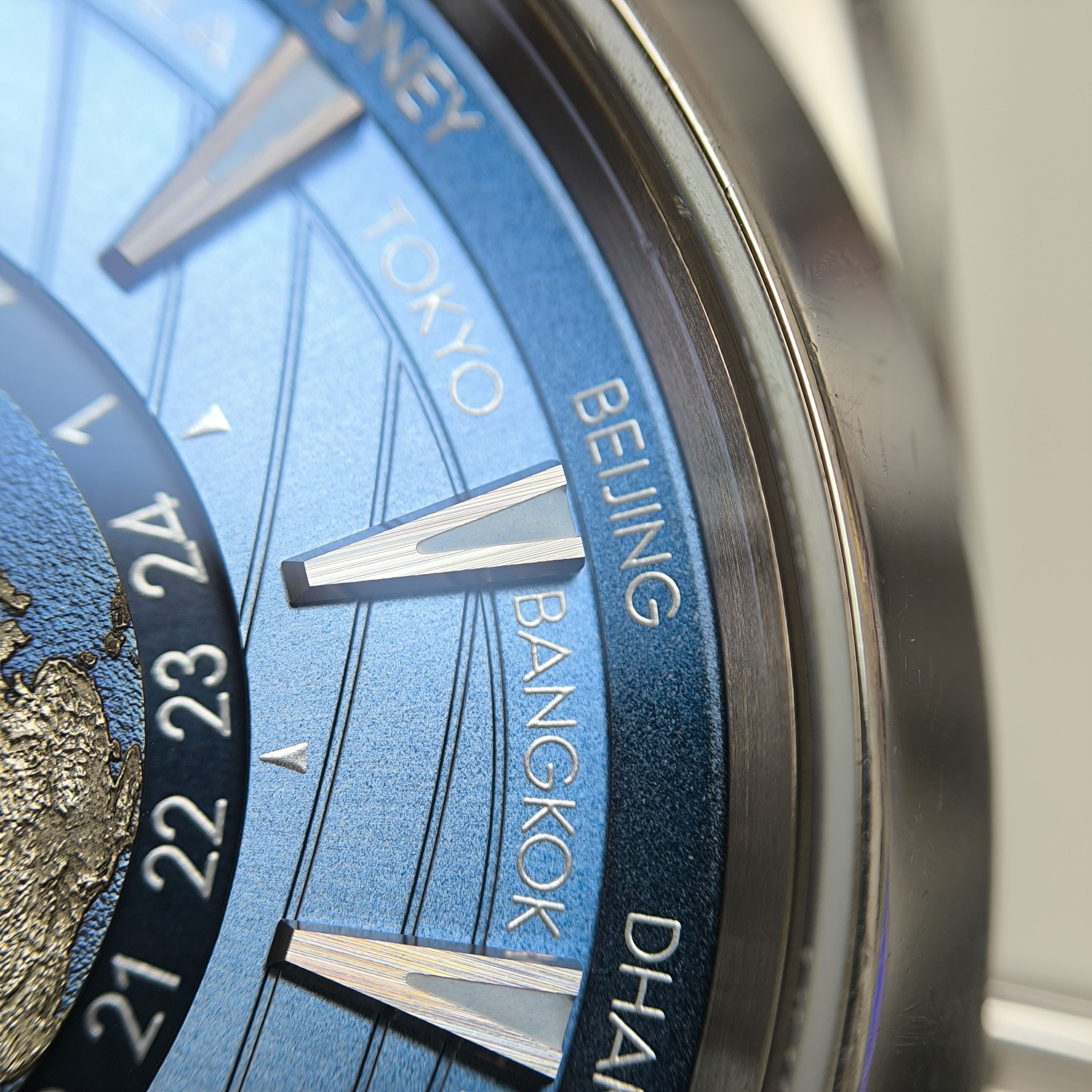 Omega Seahorse 43 millimeters 220.12.43.22.03.002