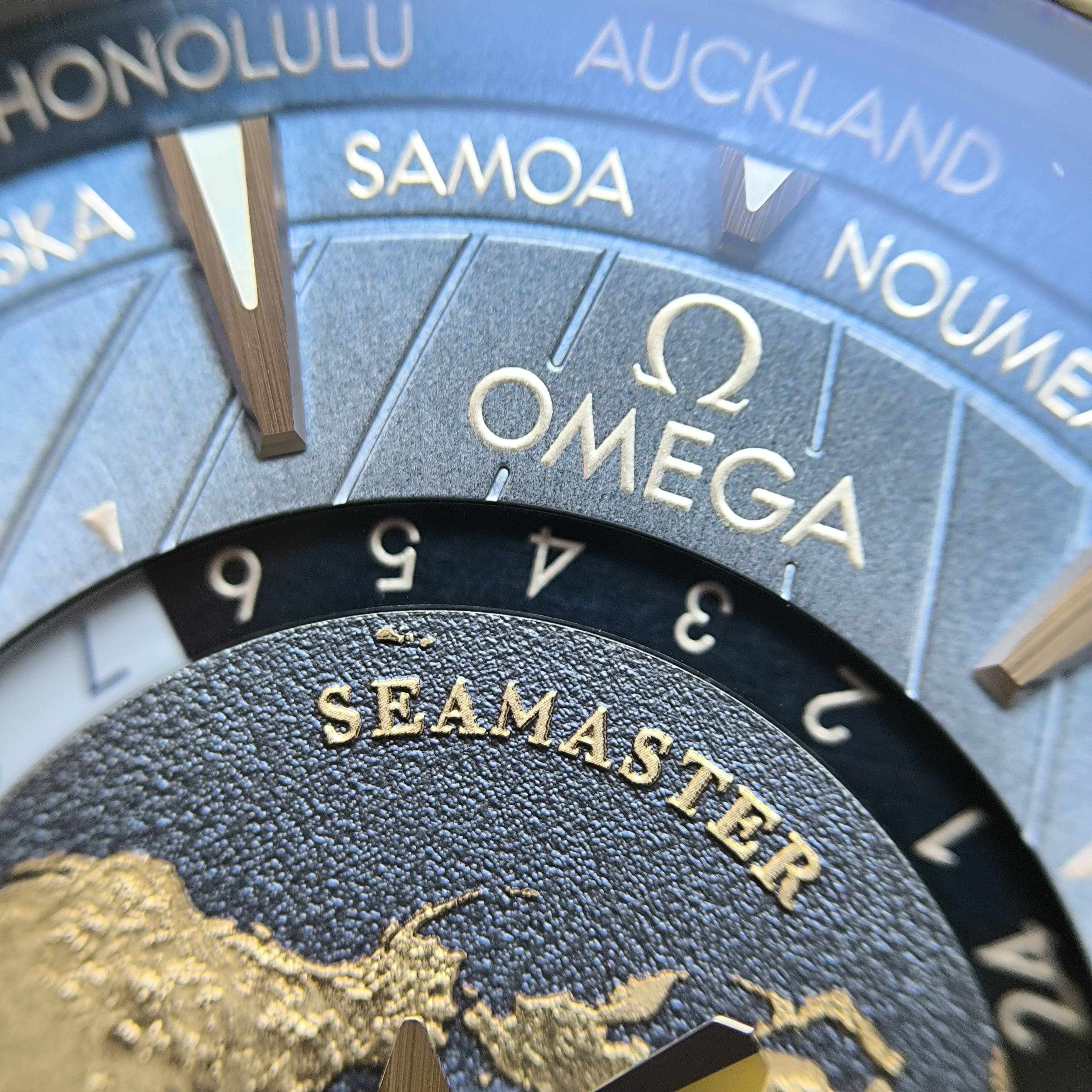 Omega Seahorse 43 millimeters 220.12.43.22.03.002