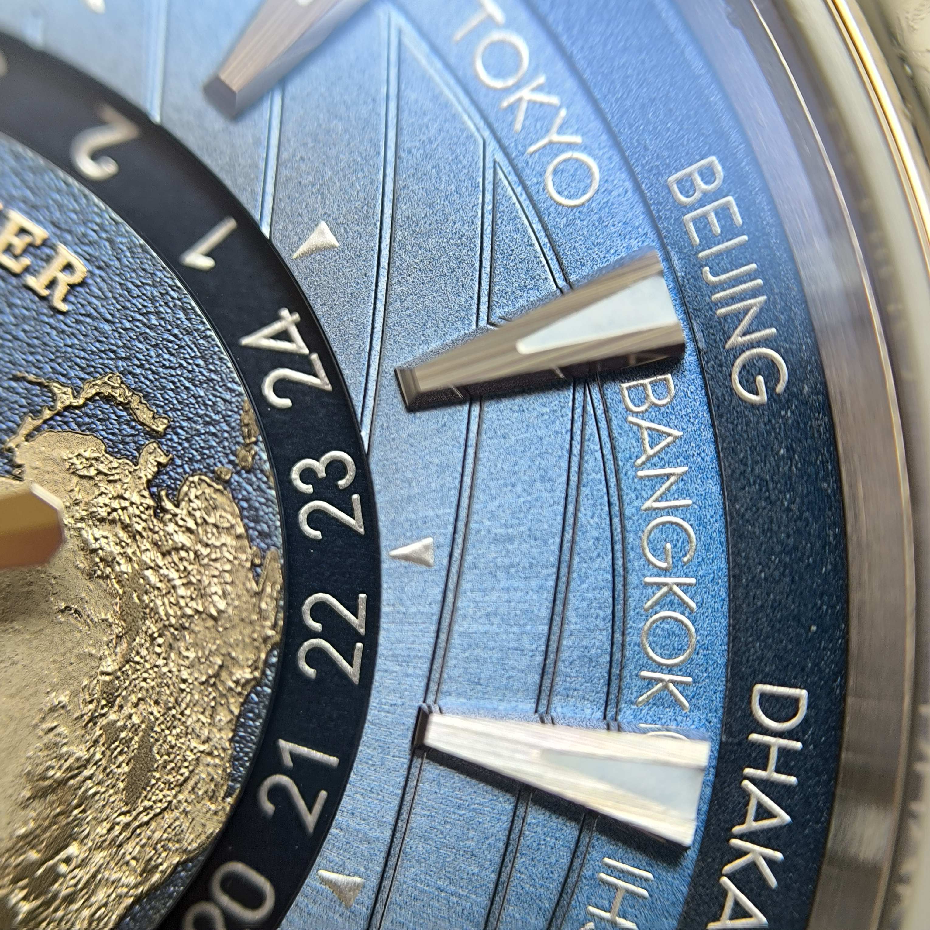 Omega Seahorse 43 millimeters 220.12.43.22.03.002