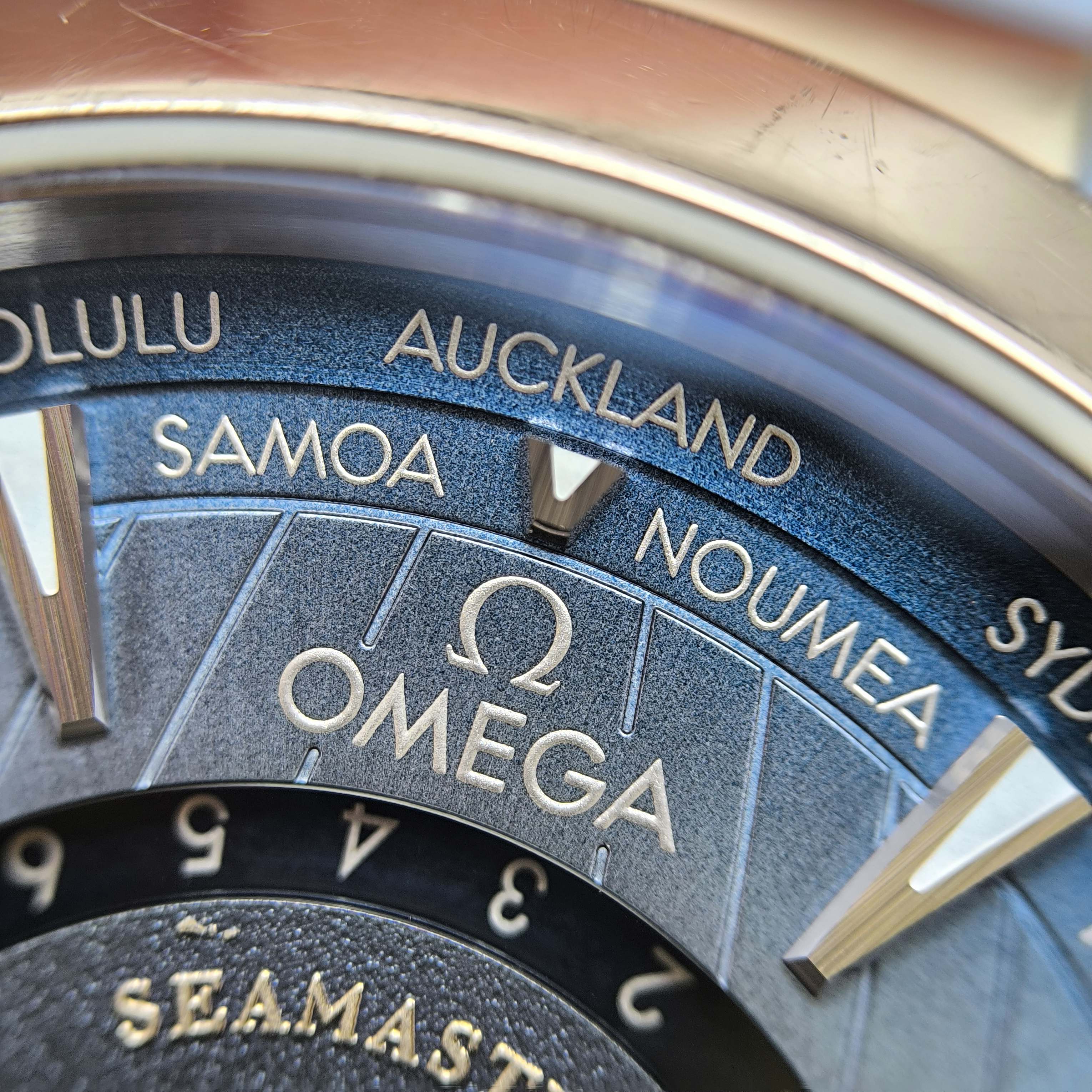 Omega Seahorse 43 millimeters 220.12.43.22.03.002