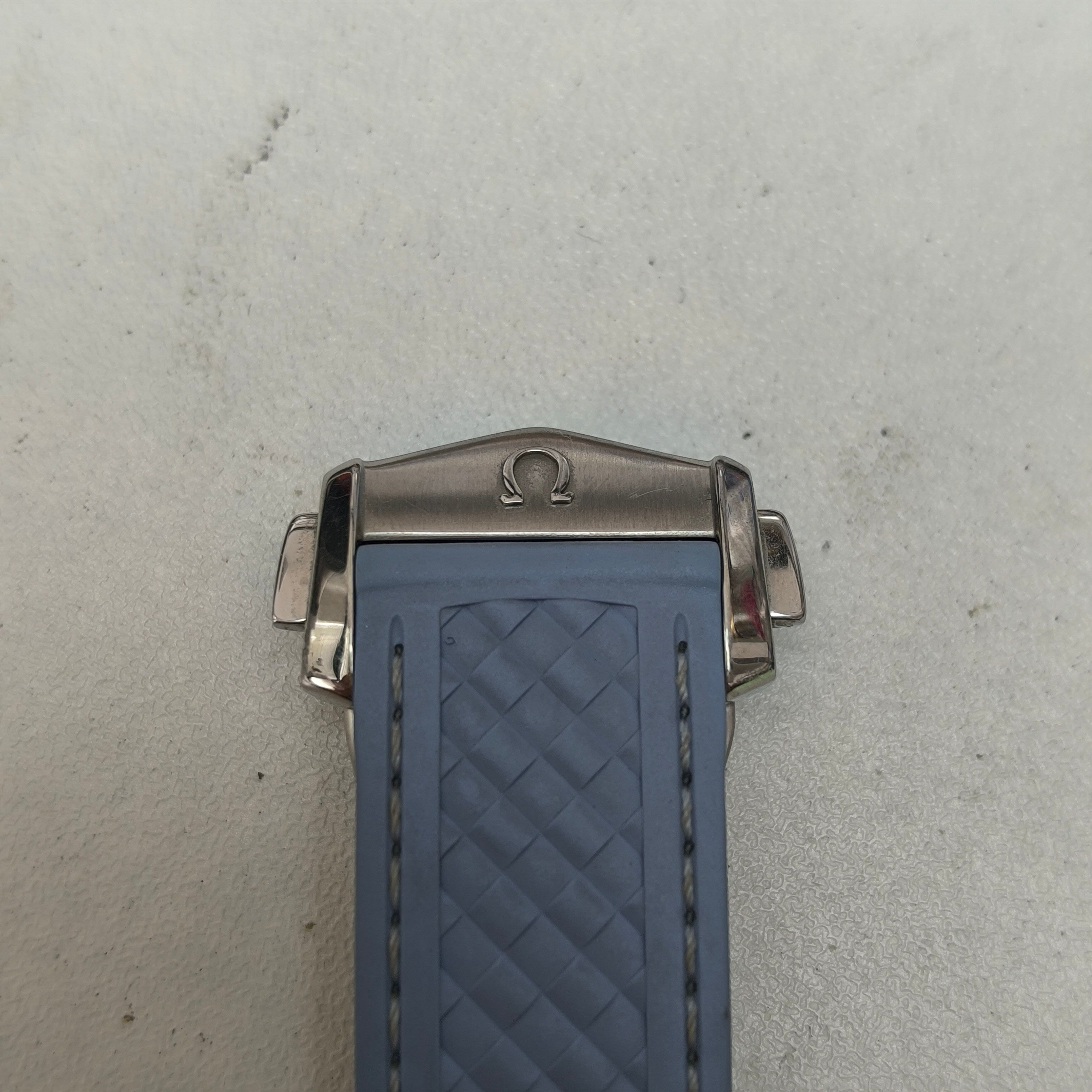 Omega Seahorse 43 millimeters 220.12.43.22.03.002