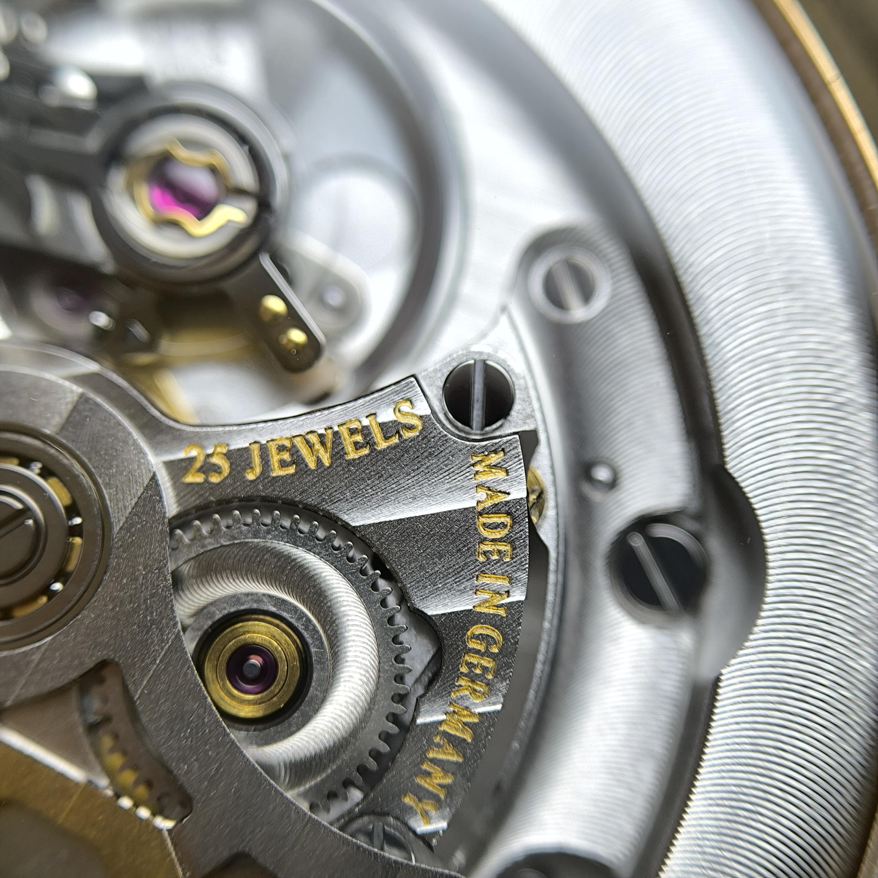 Glashutte Original Member of Parliament 40 millimeters 1-39-59-01-05-04