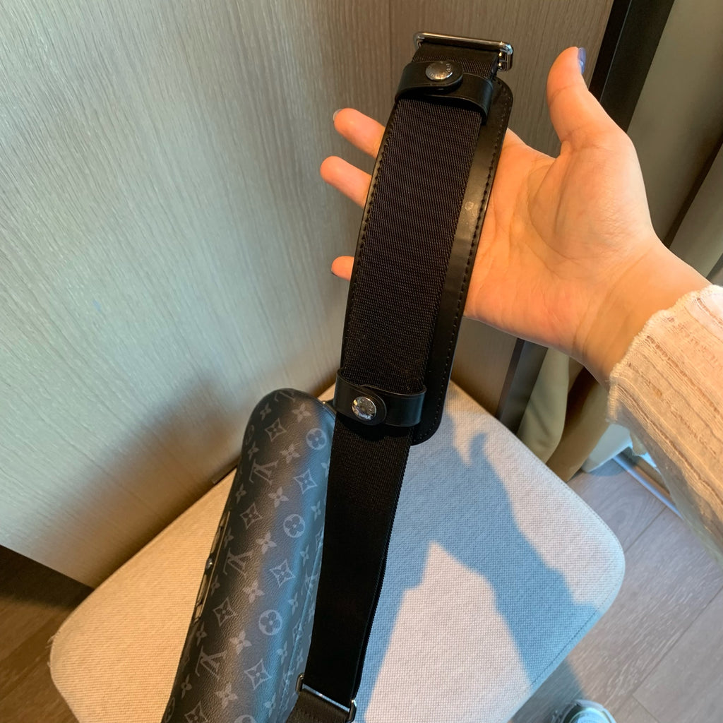 Louis Vuitton Messenger Bag