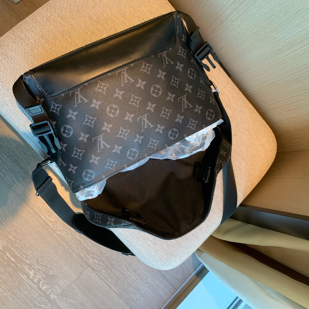 Louis Vuitton Messenger Bag