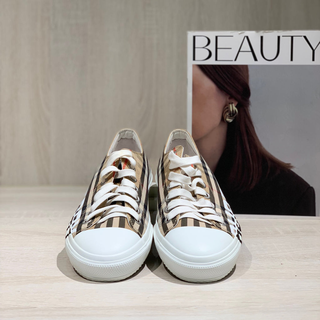 Burberry Beige Skate shoes 40 80505061