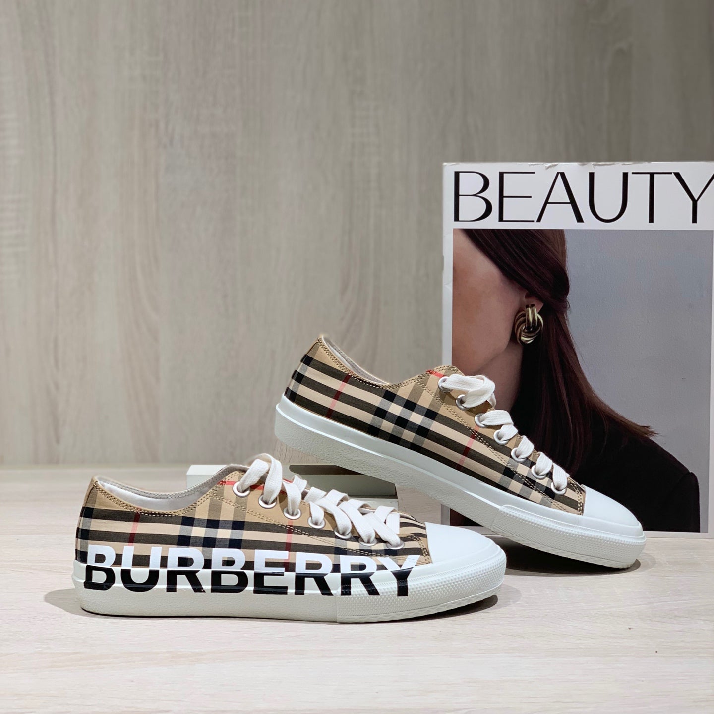 Burberry Beige Skate shoes 40 80505061
