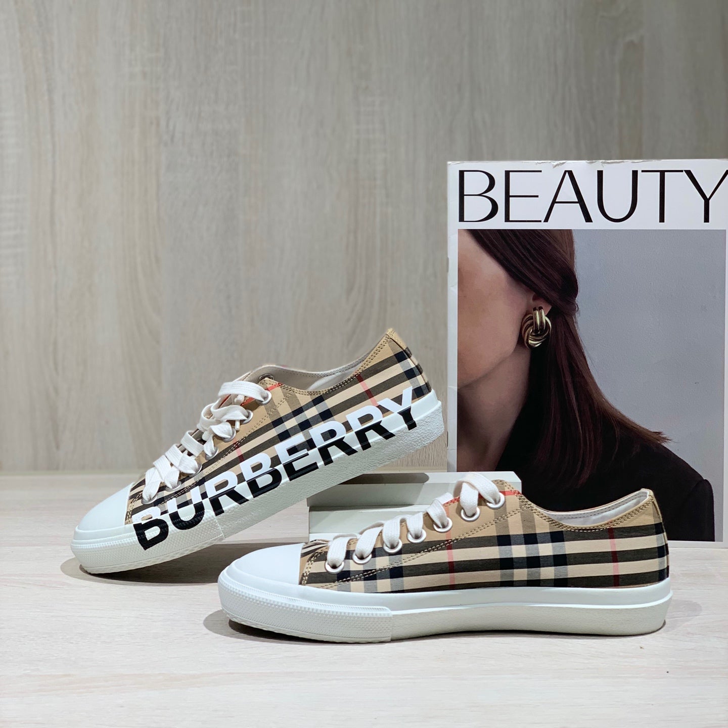 Burberry Beige Skate shoes 40 80505061